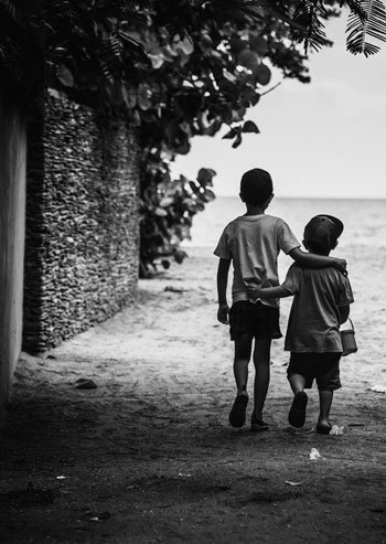 Personas en círculo practicando alquimia relacional para sanar vínculos